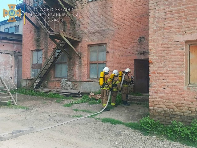 Прикарпатські рятувальники провели тактико-спеціальні навчання на підприємстві ФОТО