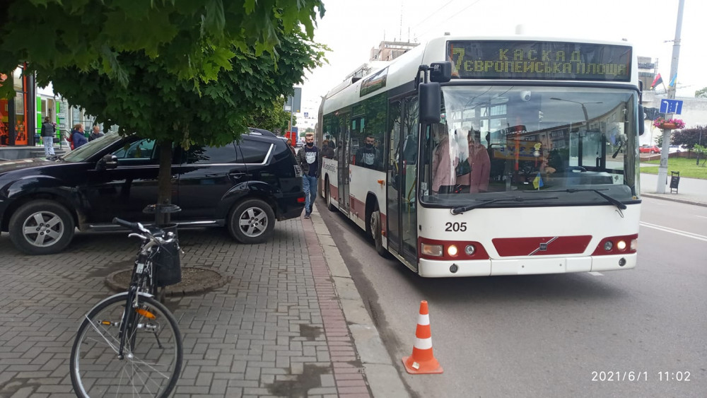 Як у Франківську водії з пішоходами ділять тротуари