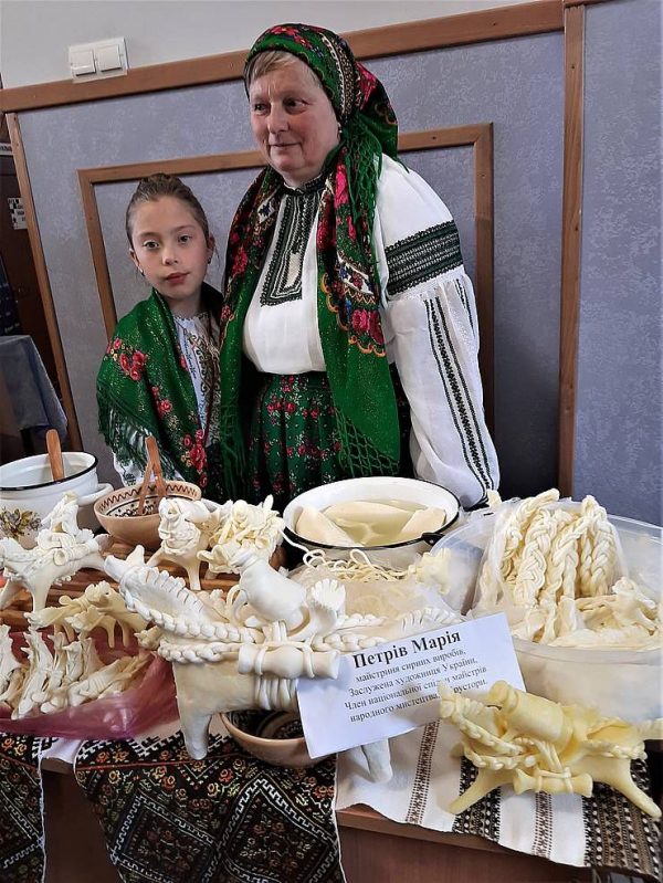 Як мешканці Косівщини заробляють на виготовленні сирних коників