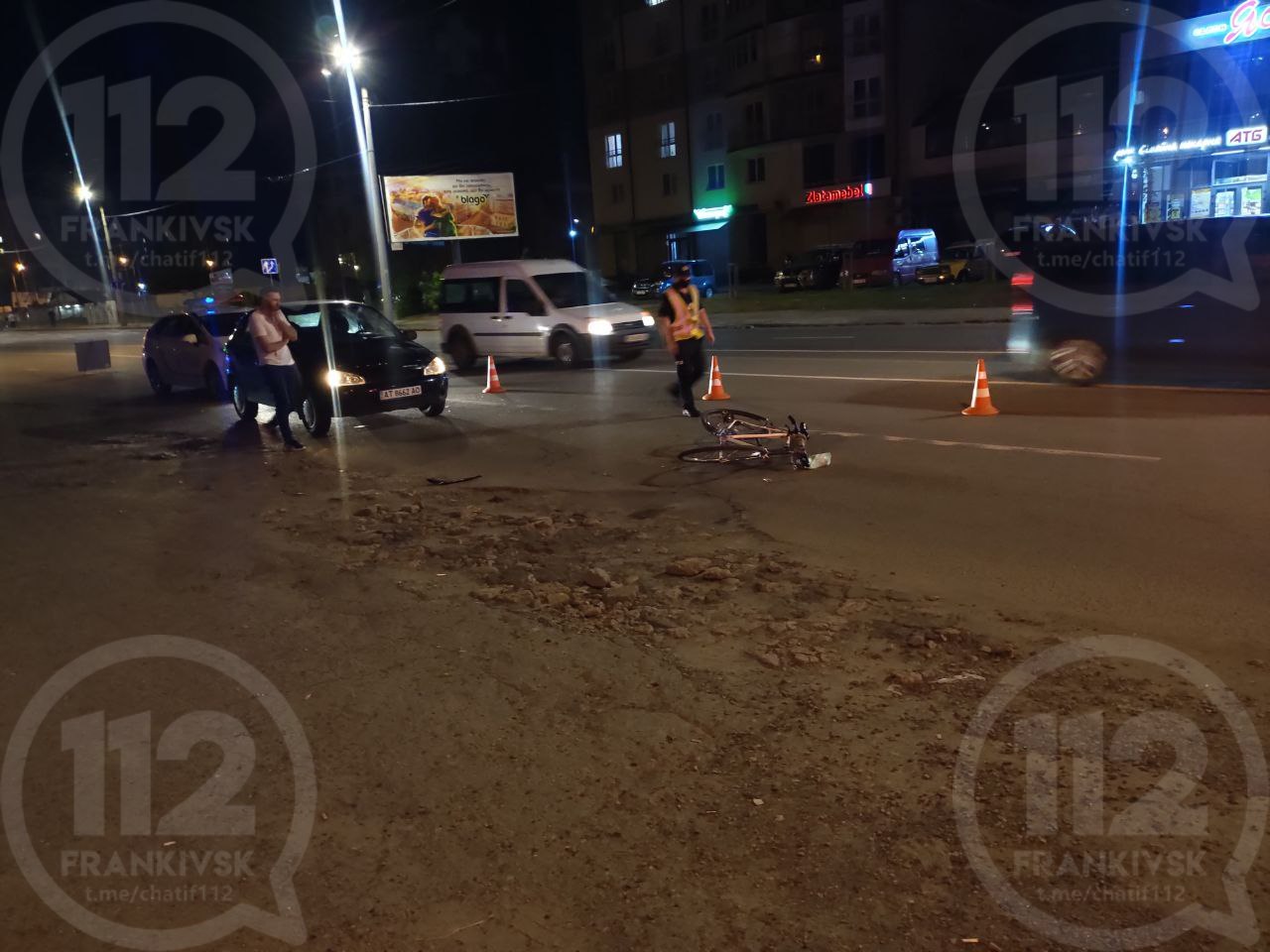 У Франківську під колеса легковика ледь не загинув велосипедист ФОТО