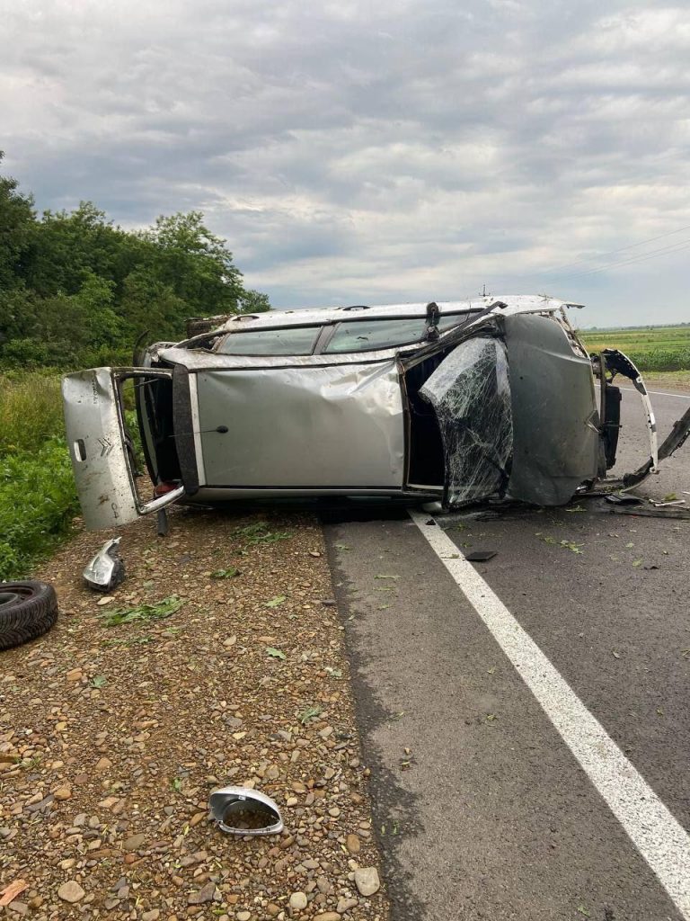 На Франківщині водійка легковика не впоралася з керуванням та злетіла у кювет ФОТО
