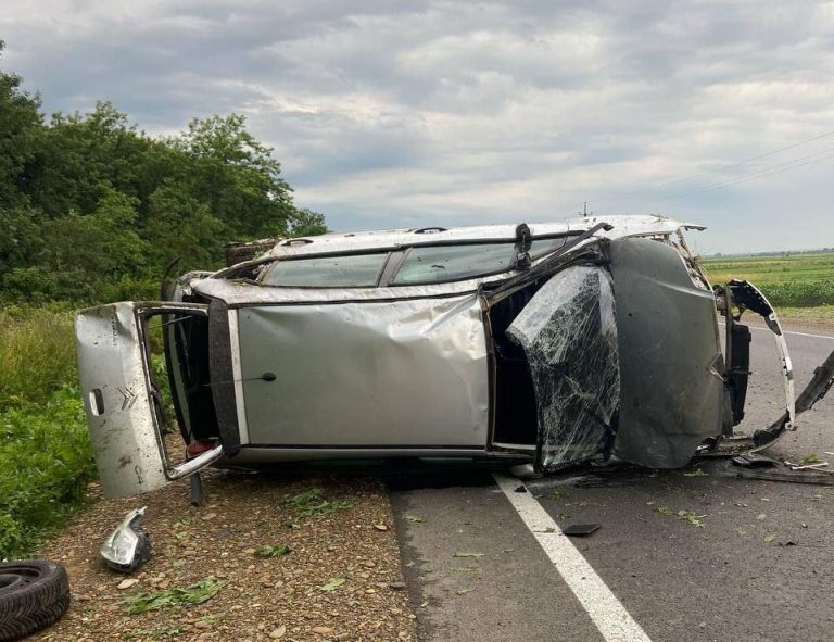 На Франківщині водійка легковика не впоралася з керуванням та злетіла у кювет ФОТО