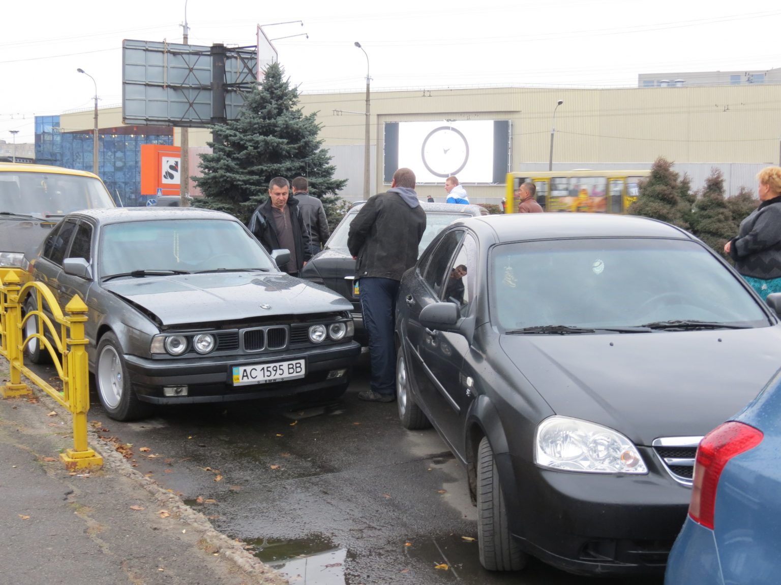 На Франківщині зіткнулися одразу три автомобілі - є травмовані
