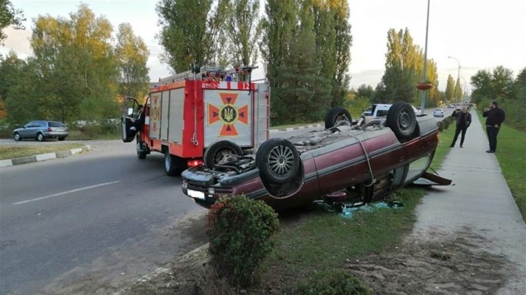 На Прикарпатті перекинувся автомобіль - 2 людей травмовано