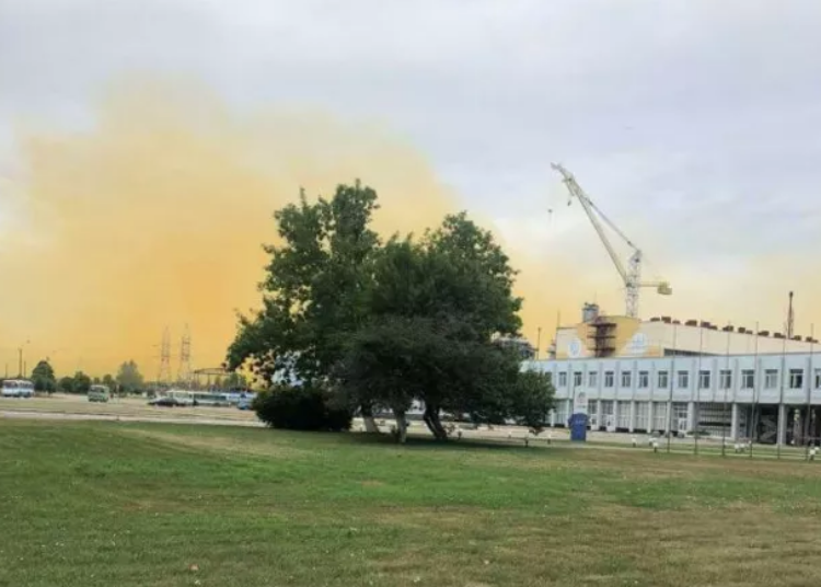 На хімічному заводі на Рівненщині стався масштабний вибух - здійнялася хмара рудого диму: жахаюче відео