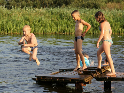 Прикарпатські рятувальники не допускають дітей до небезпечних водойм