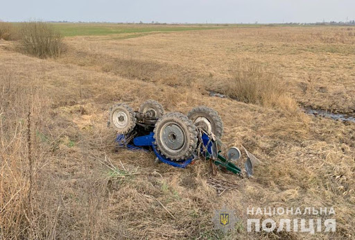 На Прикарпатті саморобний трактор злетів у кювет та перекинувся