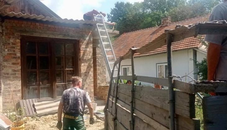 Будівельний прецедент у Коломиї: держвиконавці і представники ДАБІ демонтовують незаконну прибудову ФОТО