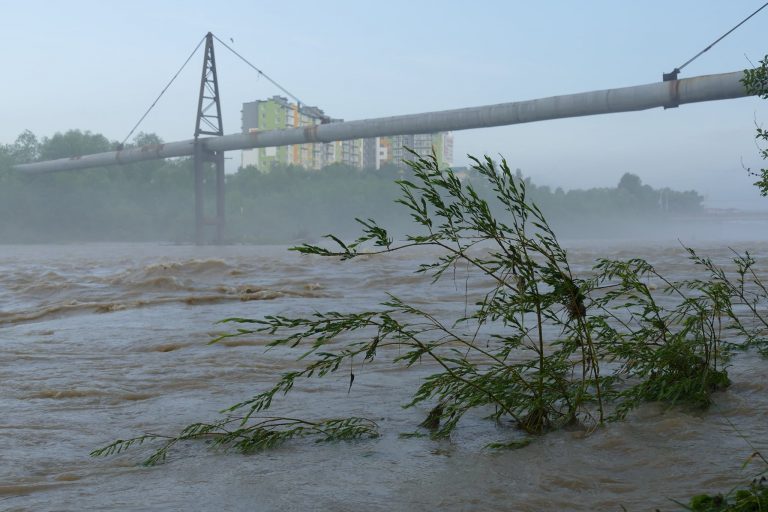 Через рясні опади на річках Прикарпаття підніметься рівень води