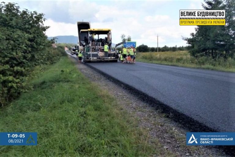 Дорожники продовжують асфальтували автошлях Делятин – Раківчик ФОТО