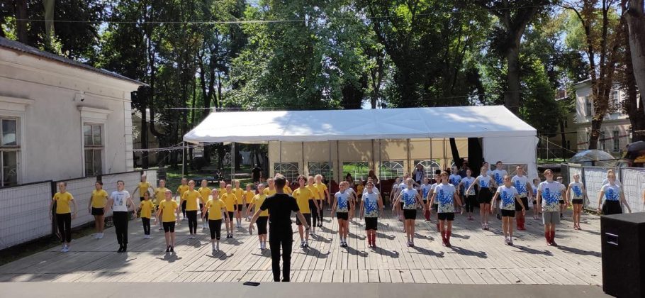 У палаці Потоцьких діти з Києва та Миколаєва вивчали гуцульські танці ФОТО
