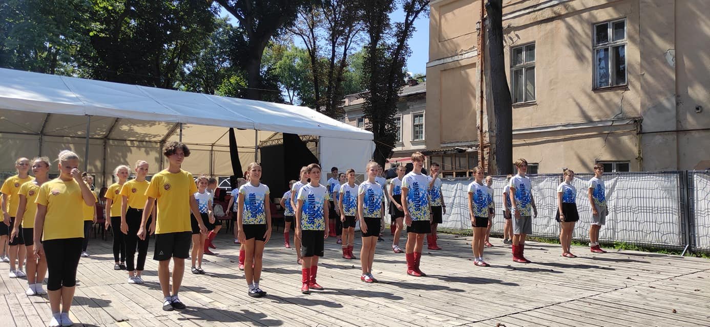 У палаці Потоцьких діти з Києва та Миколаєва вивчали гуцульські танці ФОТО