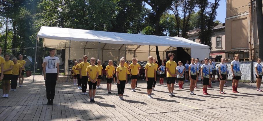 У палаці Потоцьких діти з Києва та Миколаєва вивчали гуцульські танці ФОТО