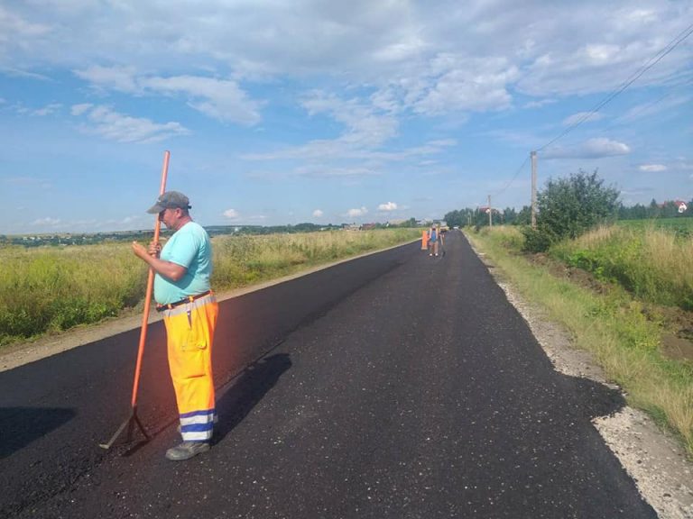 У Франківській ТГ ремонтують проблемну дорогу у Підпечерах