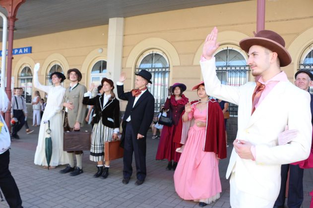 У Коломиї зустріли перший рейс "Прикарпатського експресу" вінтажним перформансом ФОТОРЕПОРТАЖ