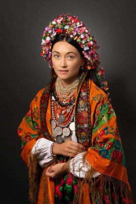 На Коломийщині відтворили автентичний весільний костюм минулого століття ФОТО