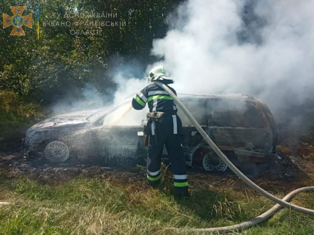 На Коломийщині рятувальники ліквідували пожежу автомобіля ФОТО
