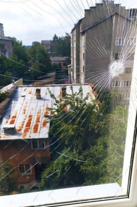 Кулі у вікна: мешканців франківської багатоповерхівки декілька років поспіль "тероризує" невідомий ФОТО