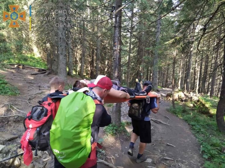 Під час спуску з г.Хом'як трПід час спуску з г.Хом'як травмувалася туристка авмувалася туристка