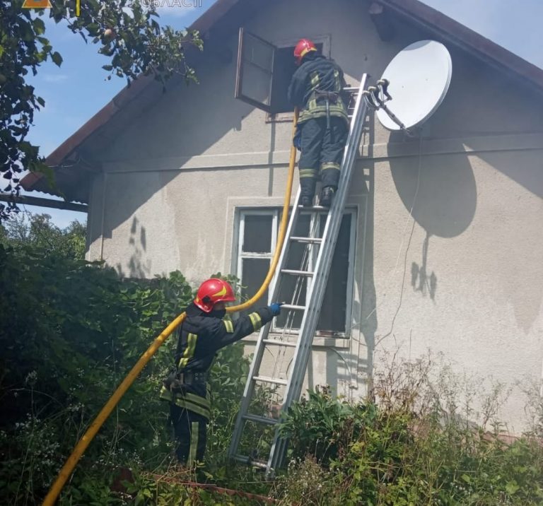 У прикарпатському селі загорівся будинок ФОТО