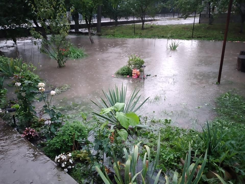 Через рясні дощі вулиці Галича опинились під водою ФОТО та ВІДЕО