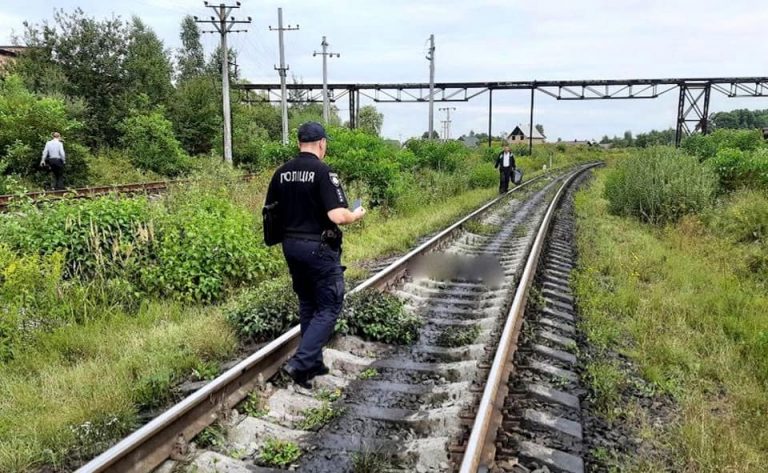 На Прикарпатті потяг на смерть розчавив чоловіка - лежав на колії ФОТО