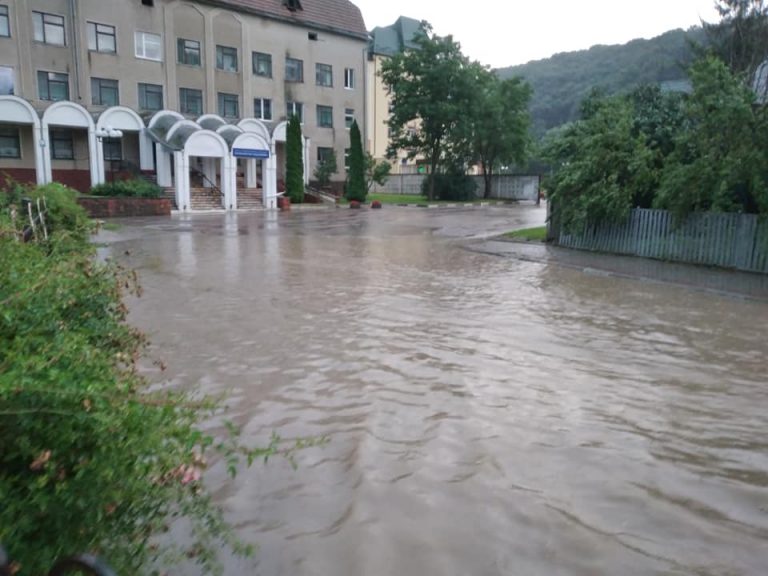 Через рясні дощі вулиці Галича опинились під водою ФОТО та ВІДЕО