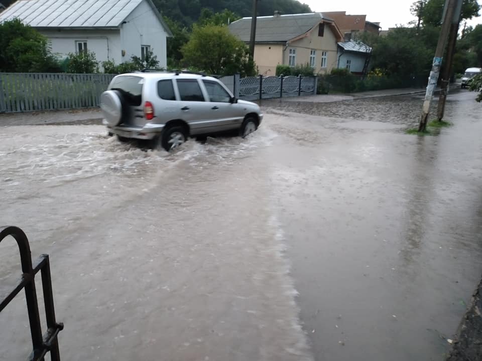 Через рясні дощі вулиці Галича опинились під водою ФОТО та ВІДЕО