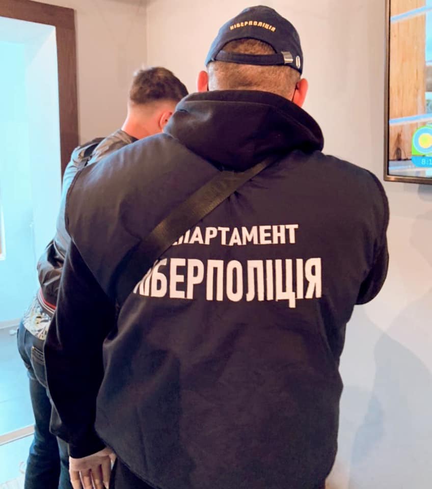 Прикарпатський держвиконавець незаконно зняв арешт з майна ФОТО