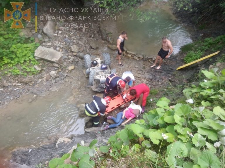 На Верховинщині два квадроцикліста впали в потік Жаб'євський ФОТО