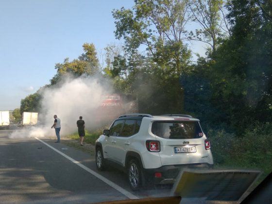 На Прикарпатті посеред дороги загорівся легковик ФОТО