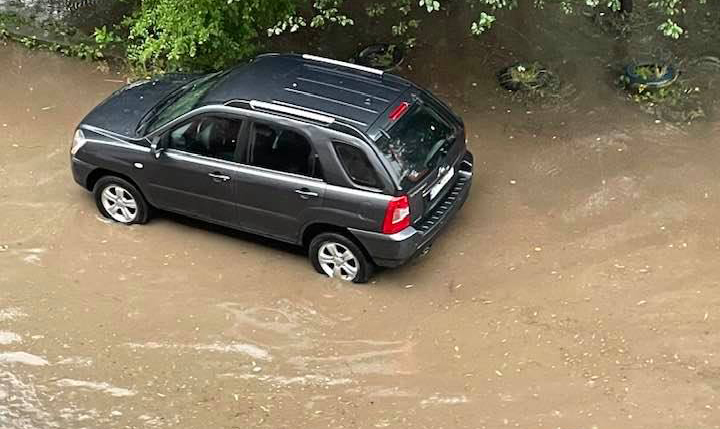 Потужна злива затопила вулиці Калуша ФОТО