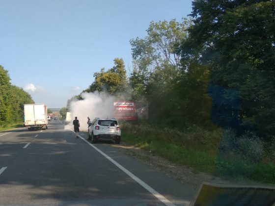 На Прикарпатті посеред дороги загорівся легковик ФОТО