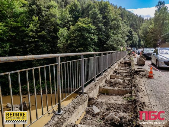 У курортному Яремче ремонтують міст, що веде до відомого водоспаду ФОТО