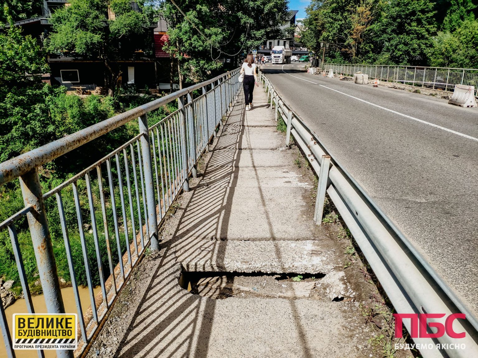 У курортному Яремче ремонтують міст, що веде до відомого водоспаду ФОТО