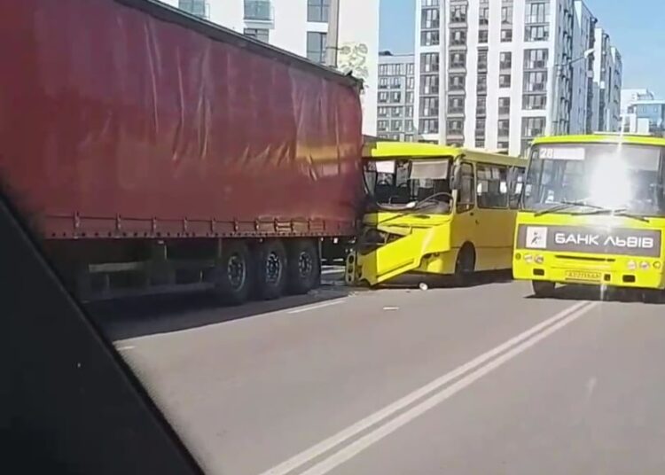 У Франківську на Мазепи маршрутний автобус врізався у вантажівку ВІДЕО