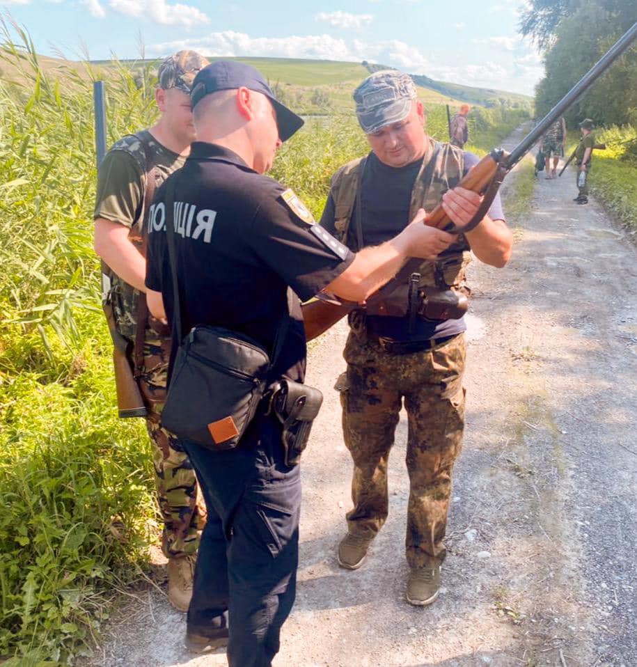 Прикарпатські поліціянти за вихідні оштрафували 20 мисливців ФОТО