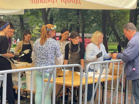 Безкоштовний банош та концерт: у парку Шевченка триває святкування ФОТО