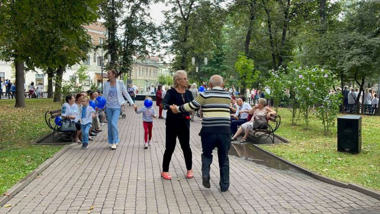 Танці, пісні, гуморески: у Франківську влаштували зону релаксу для людей «золотого віку» ФОТО