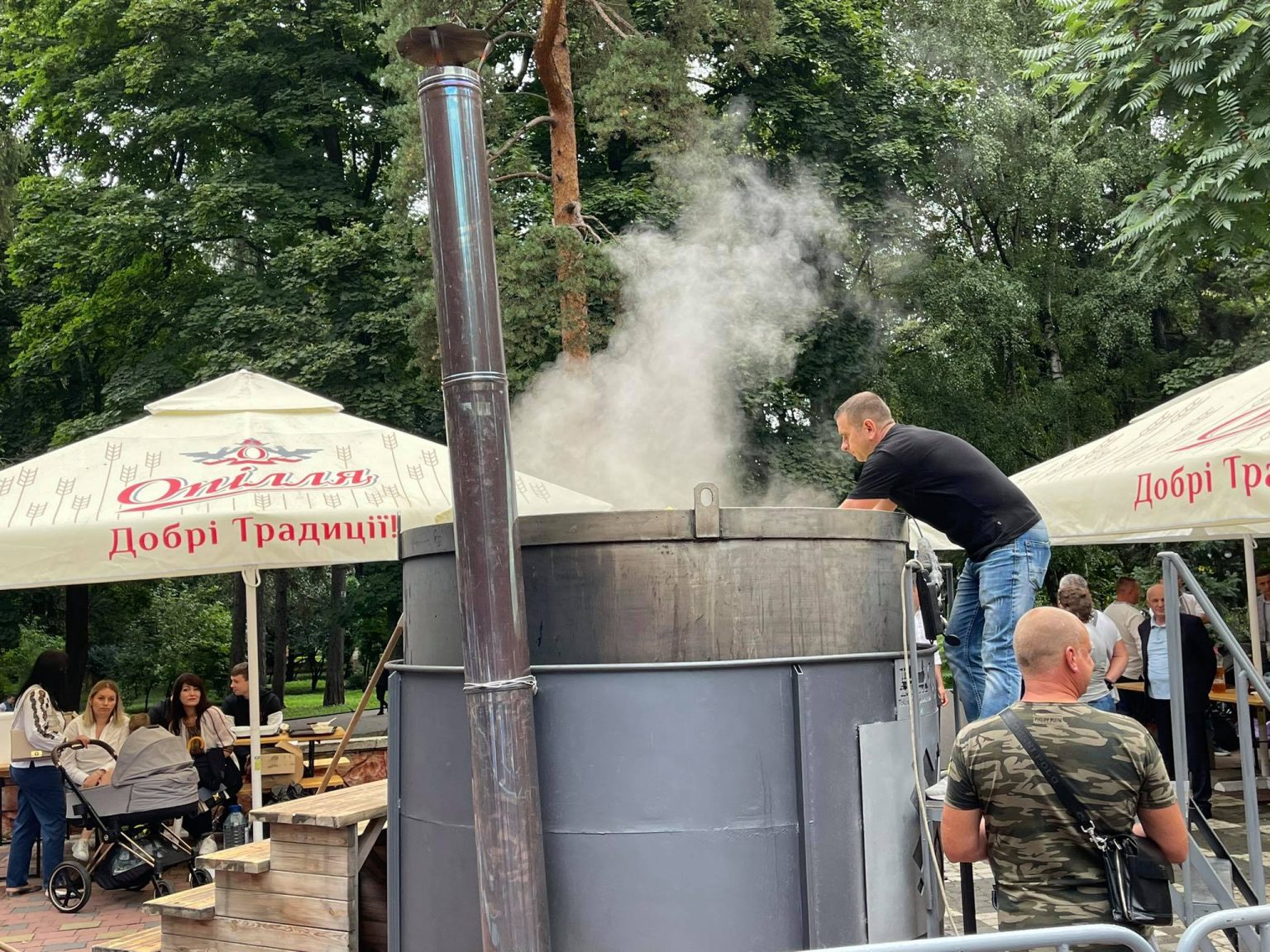 Безкоштовний банош та концерт: у парку Шевченка триває святкування ФОТО