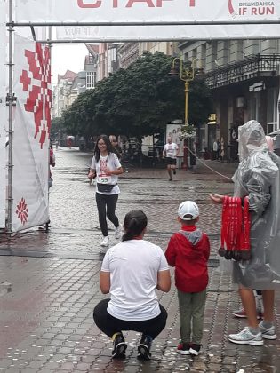 Незважаючи на дощову погоду, у Франківську влаштували традиційний забіг у вишиванках ФОТО