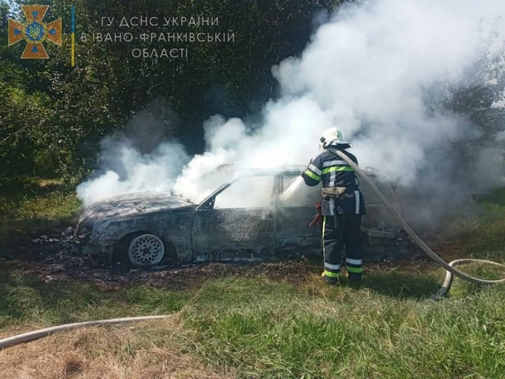 На Коломийщині рятувальники ліквідували пожежу автомобіля ФОТО