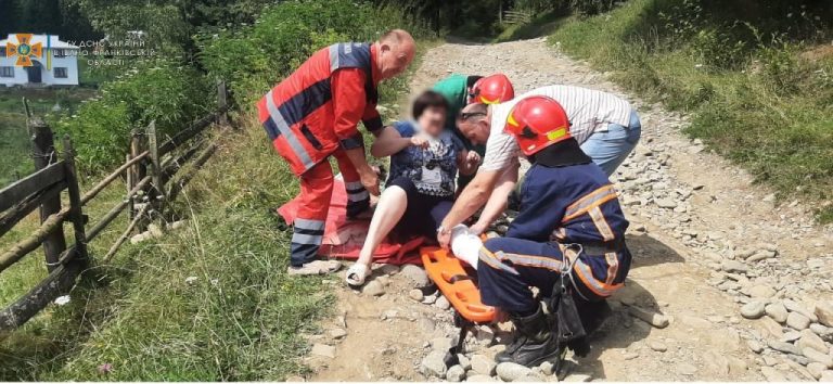 У Верховині, спускаючись з оглядової вежі, травмувалась жінка