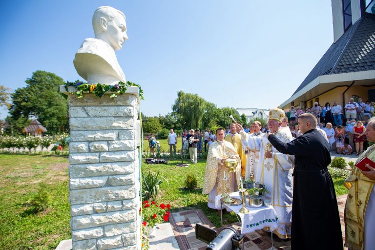 Перший в області пам‘ятник Блаженному Григорію Хомишину відрили у Франківську ФОТО