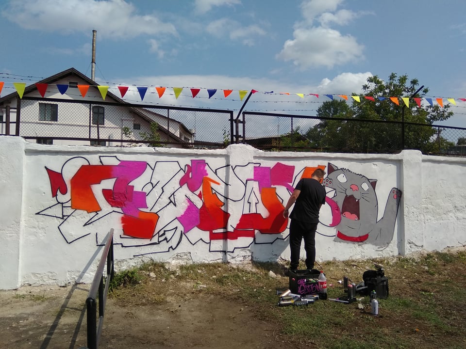 У Івано-Франківську на території Локомотиворемонтного заводу триває фестиваль графіті "Алярм"