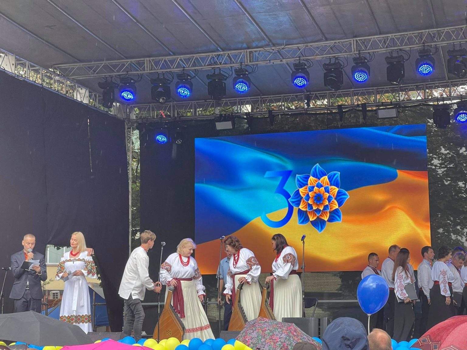 Незважаючи на дощ, франківці продовжують святкувати День Незалежності ФОТО