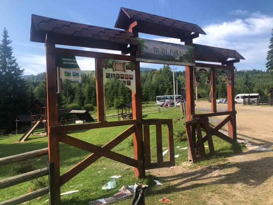 Вандали знищили рекреаційні знаки на Кривопільському перевалі ФОТО
