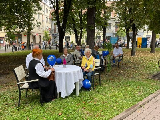 Танці, пісні, гуморески: у Франківську влаштували зону релаксу для людей «золотого віку» ФОТО