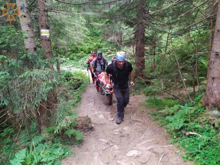 Поблизу Ворохти серйозно травмувався турист зі столиці ФОТО