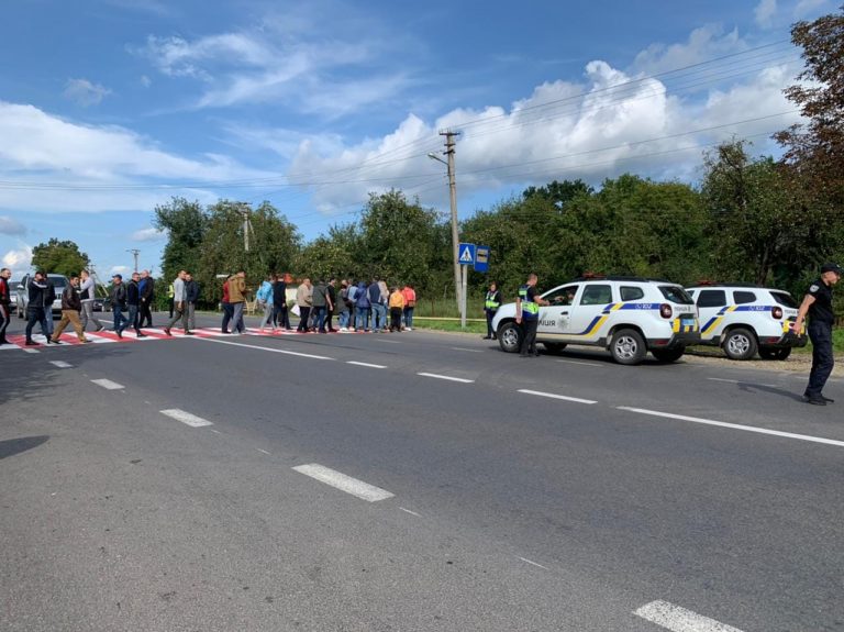 Обурені прикарпатці перекрили ділянку державного значення - вимагають ремонт дороги